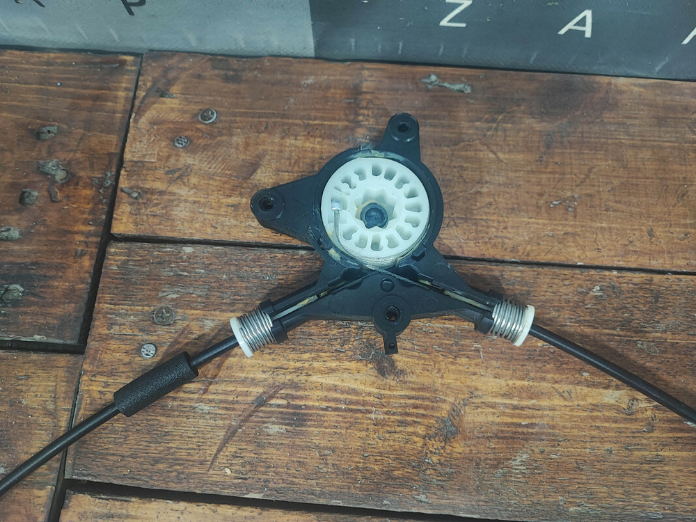 Стеклоподъемник задний правый Mazda 3 (BK) 02-09 Б/У Оригинал BP4K72590E