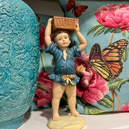 Мальчик с корзинкой