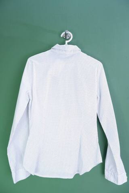 Рубашка Oodji в мелкий горошек, маркировка 40/170, визуально на 40 размер