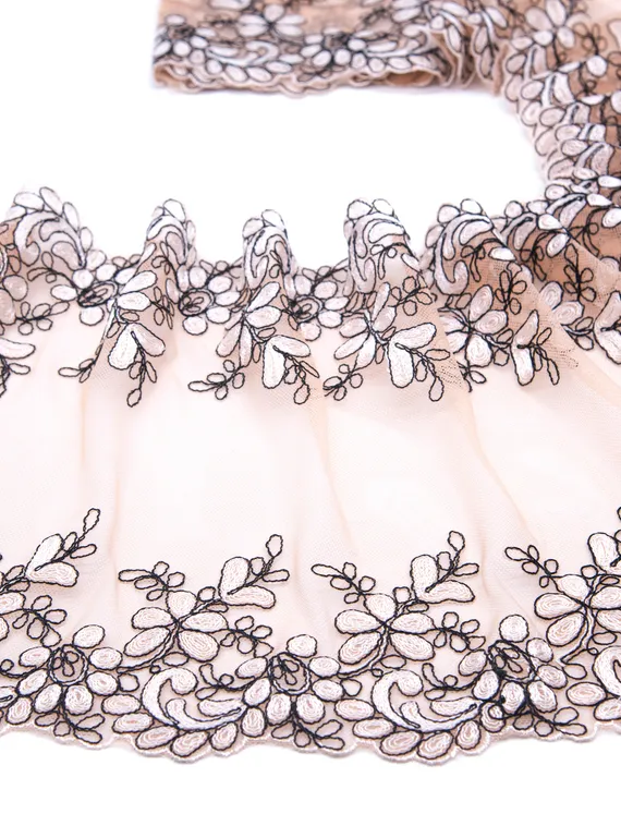 05-122 Вышивка на неэл. сетке 27 см, телесный/черный/белый