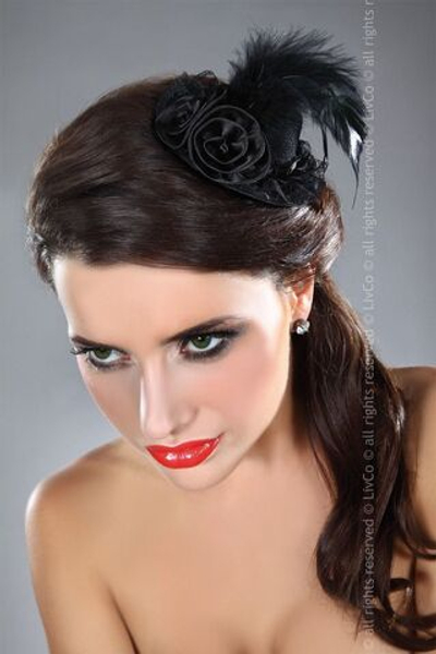 Чёрная шляпка с кружевами и перьями (Цвет: черный)