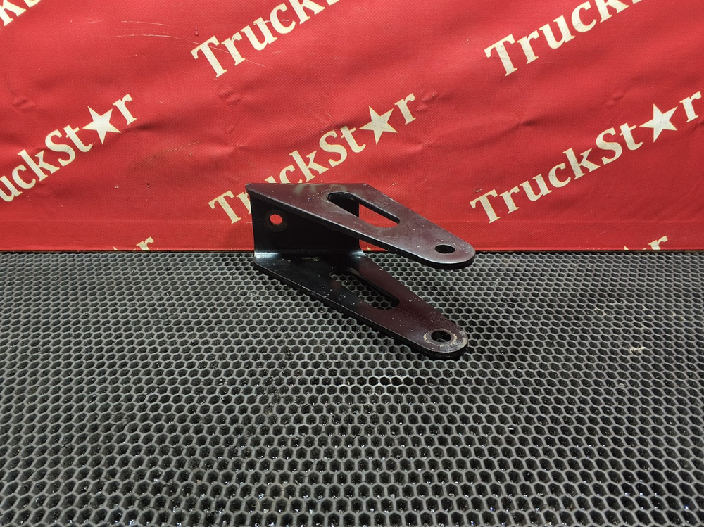 Кронштейн амортизатора переднего