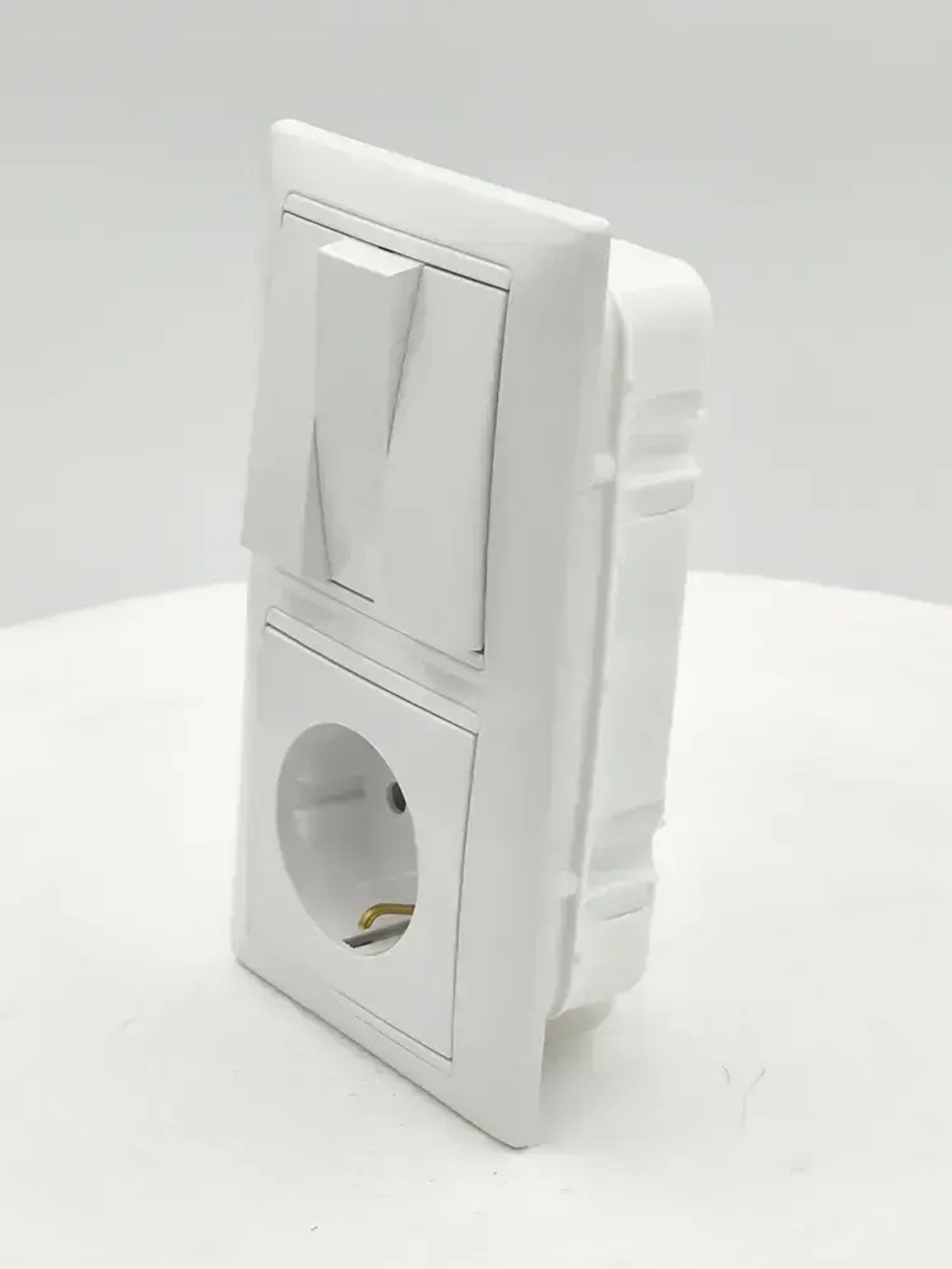 Блок Выключатель трехклавишный + розетка с заземляющим контактом скрытой установки белый 3В-РЦ-695