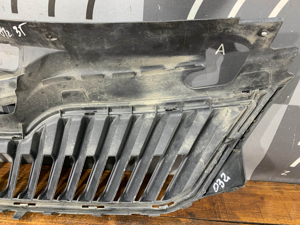 Решетка радиатора Skoda Rapid 1 12-20 Б/У Оригинал 5JA853668