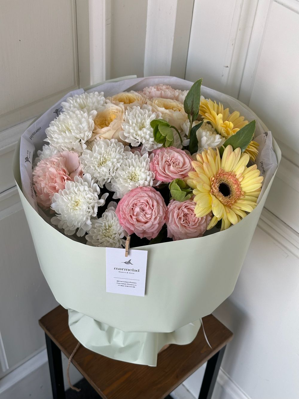 Букет сборный из хризантемы, герберы и кустовых пионовидных роз