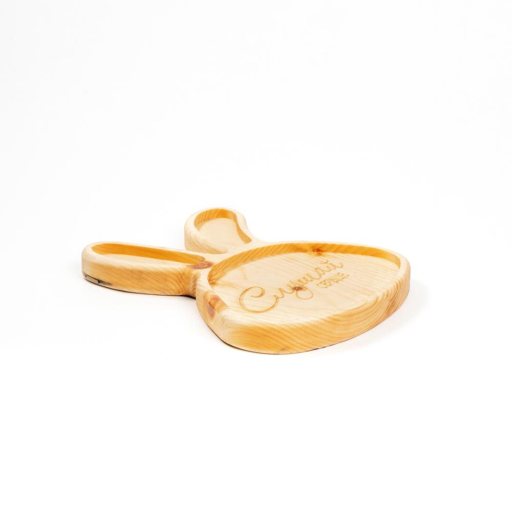 Деревянная менажница из кедра для подачи блюд и закусок с гравировкой "Слушай сердце"