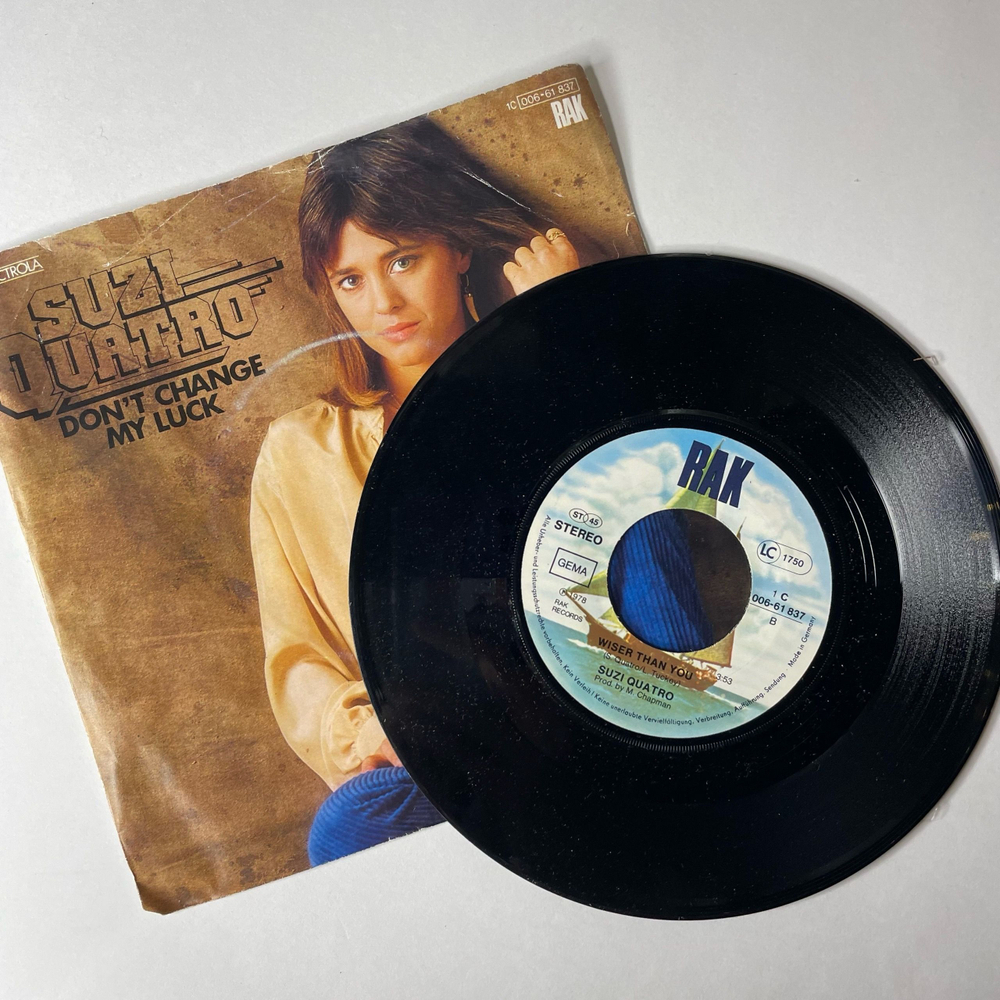 Винтажная виниловая пластинка 7 дюймов (маленькая пластинка) Suzi Quatro Don't Change My Luck (Германия 1978)