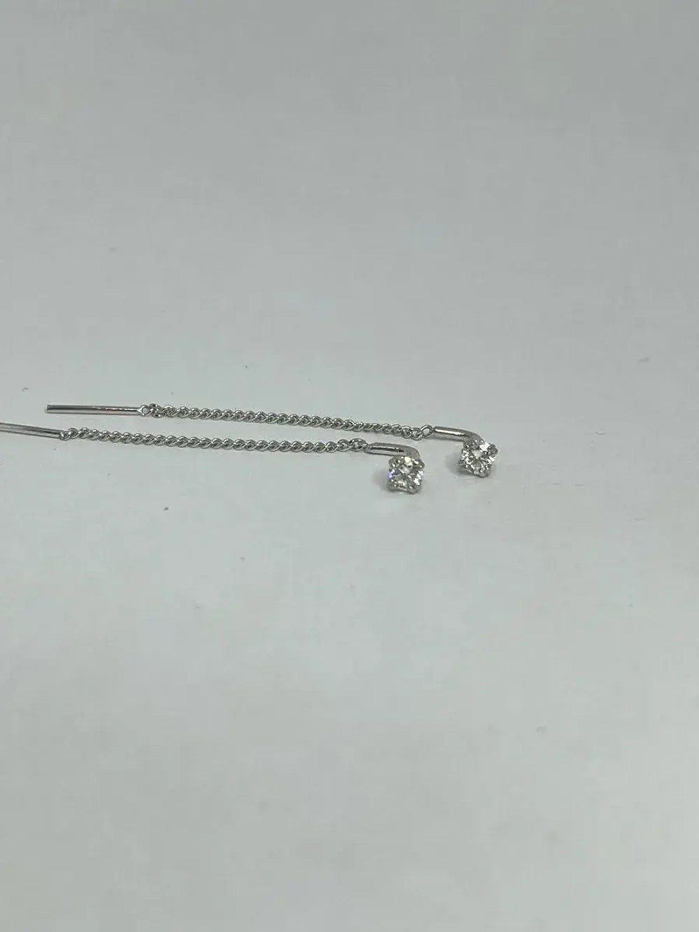 Серебряные серьги протяжки с муассанитом