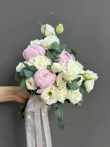 Букет невесты с пионами и бутоньерка