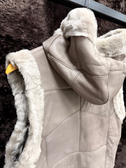 Жилет из натуральной овчины. С капюшоном, 56 Размер