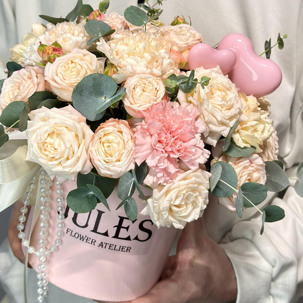 «Мадумуазель Коко» Цветы в коробке с кустовой пионовидной розой Мадам бомбастик