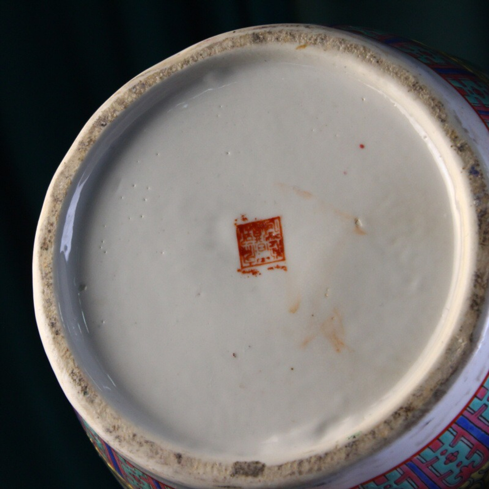 Парные вазы со сценами придворной жизни