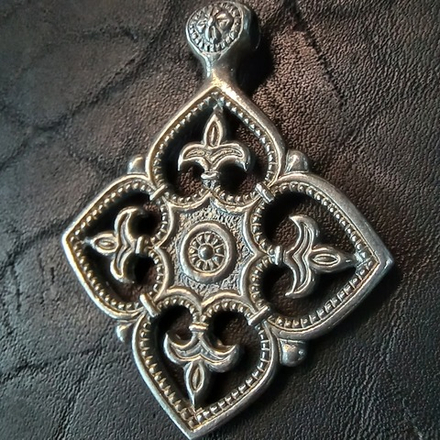 Подвеска. Четыре Лилии