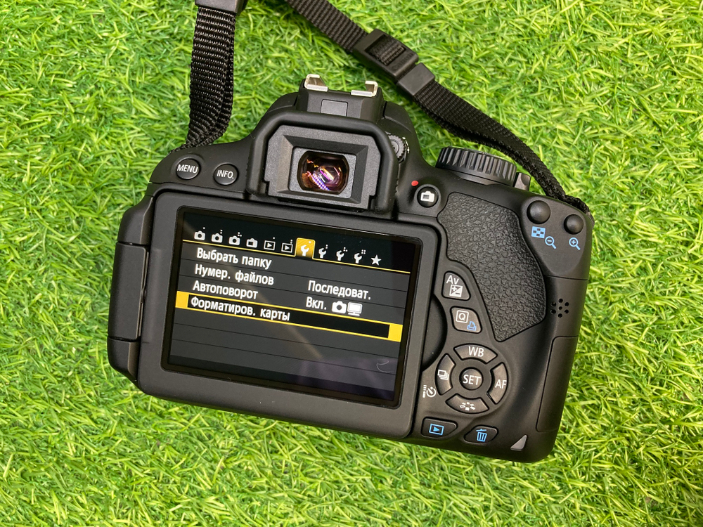 Canon 650D kit 18-55mm 3.5-5.6 IS II (800 кадров)