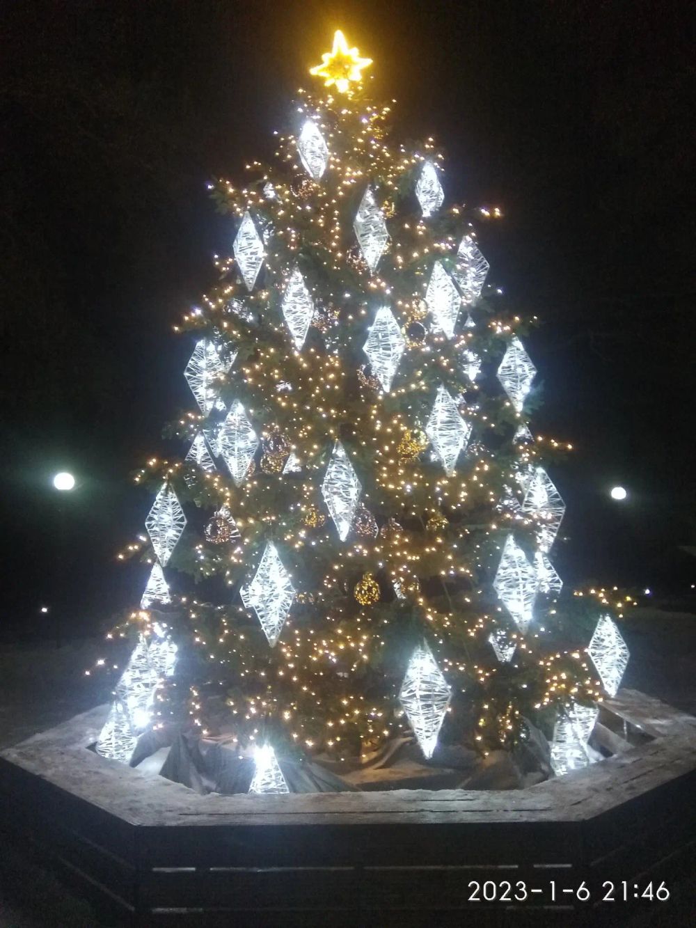 Светодинамическая елка ствольная со скамейкой, встроенная гирлянда: Теплый свет - "Лесная" (Литая хвоя) от 6 до 18 м