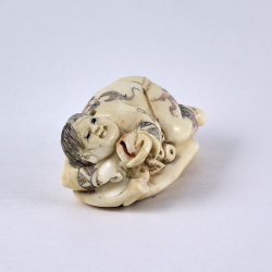 Нэцкэ Мальчик Карако на листе