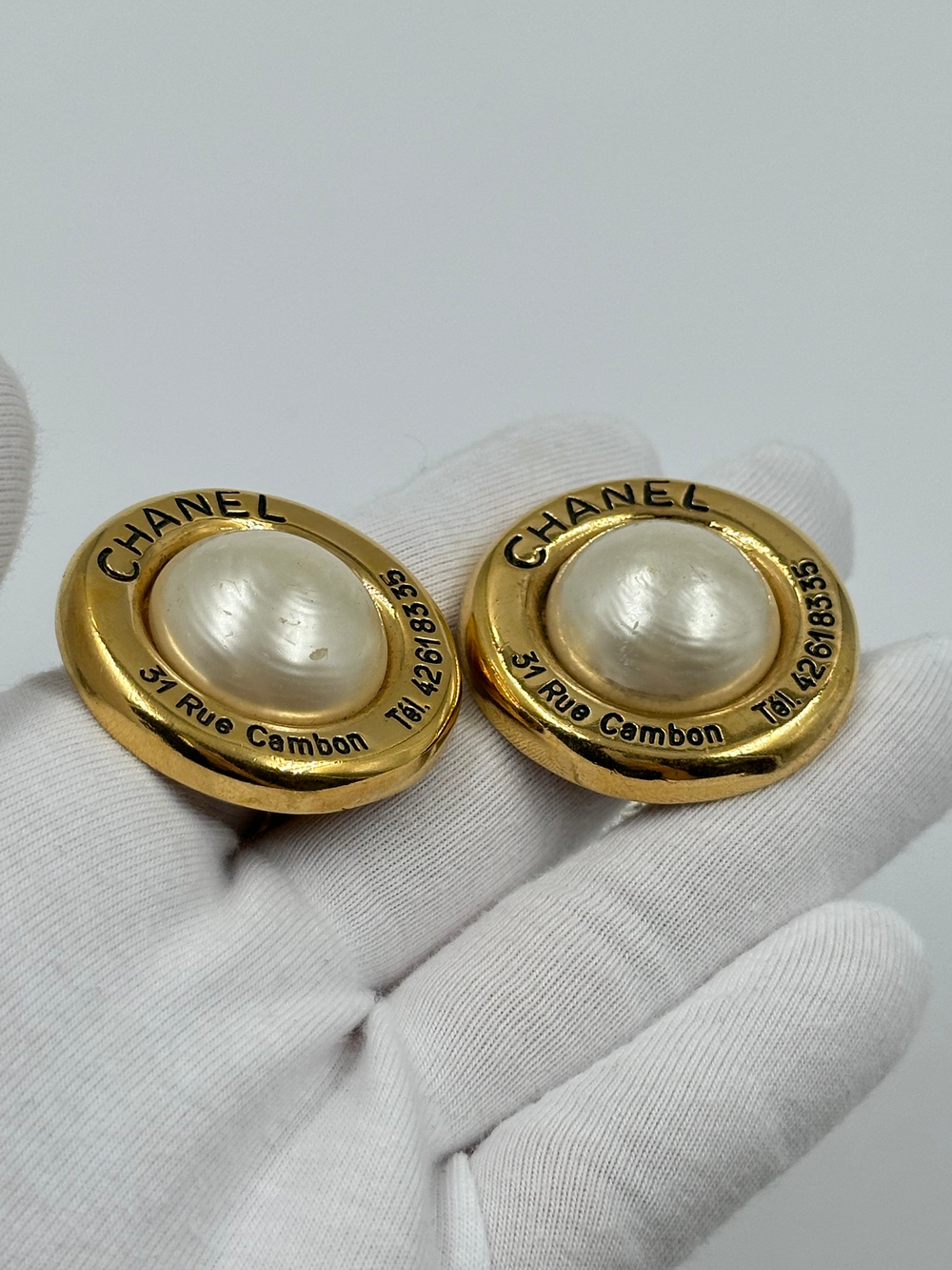 Клипсы с «жемчугом» Chanel