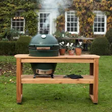 Керамический гриль Big Green Egg L Large (Большой), 46 см на столе из акации