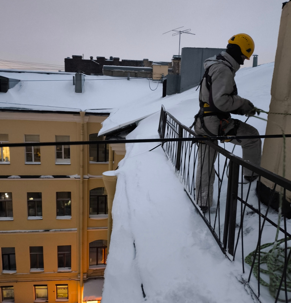 Уборка снега с кровли для ТСЖ