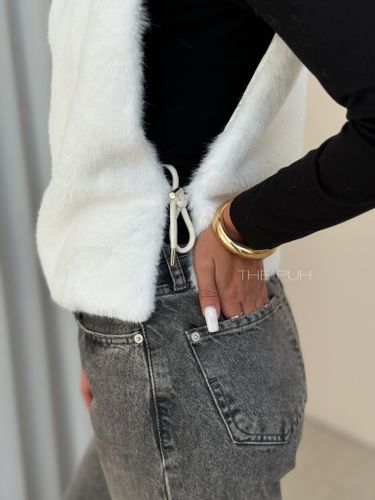 Белая манишка из эко-меха с завязками