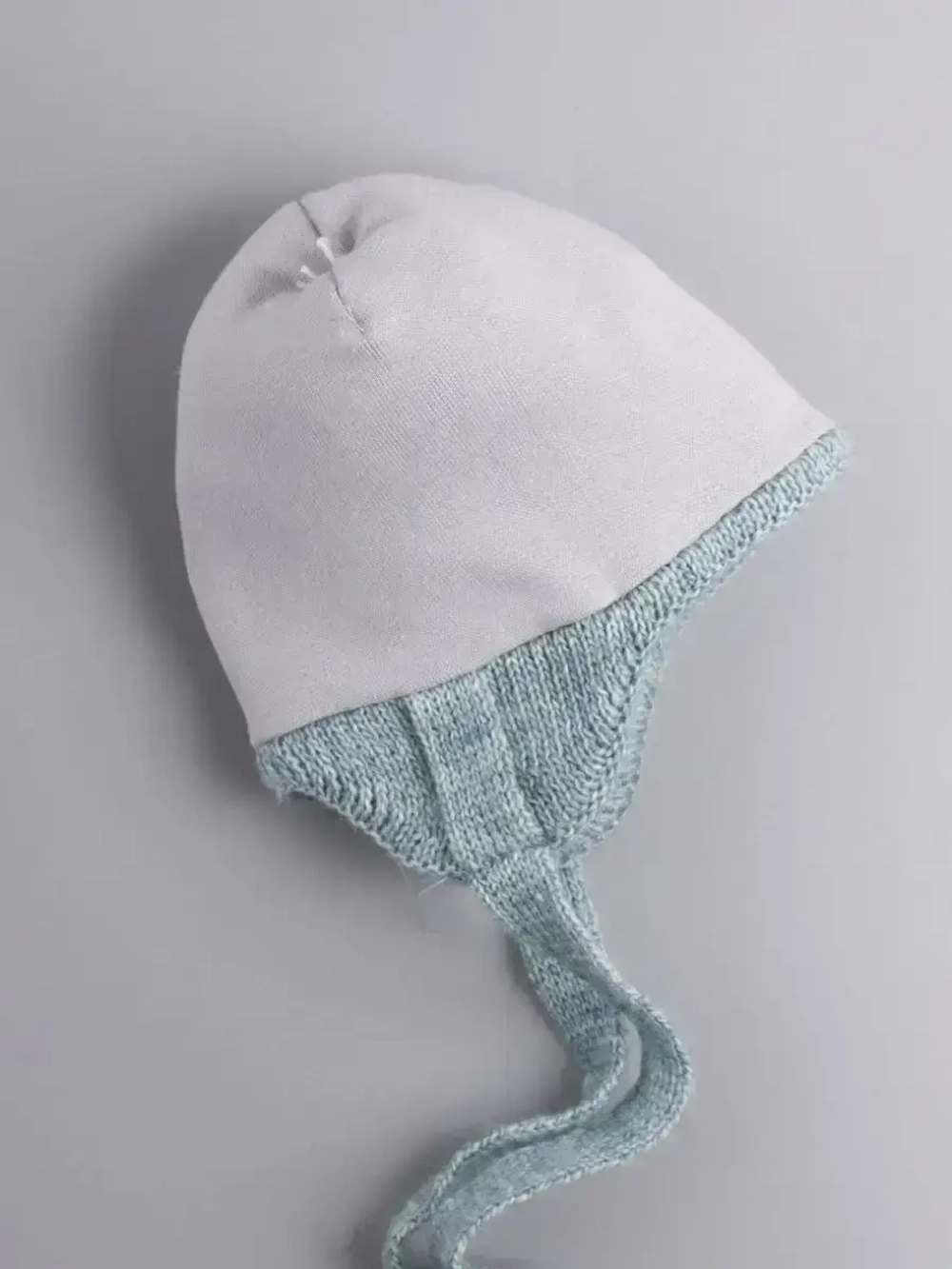 Шапка для мальчика осенняя с завязками и помпонами