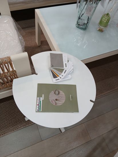 Столик приставной Corner