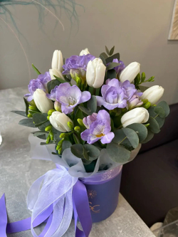 Шляпная коробка фрейзией и тюльпаном коллекция Spring 26