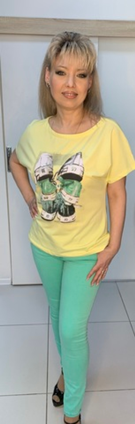 Светлая футболка-блузон с оригинальным изображением