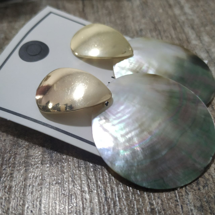 Серьги-гвоздики Перламутр диск капля перевернутая металл золотистый