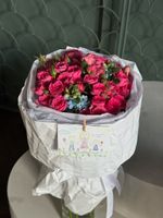 Букет из яркой кустовой пионовидной розы и оксипеталума