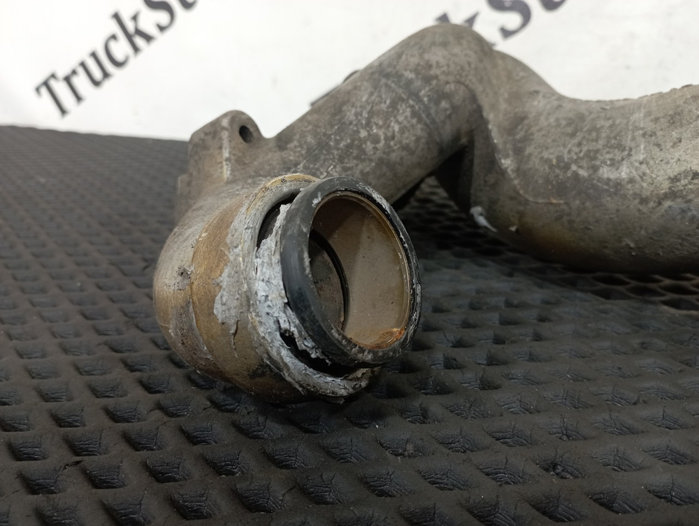 Патрубок системы охлаждения