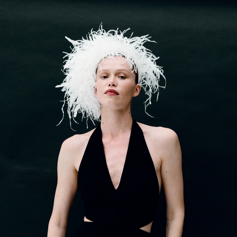 Ободок из белых страусиных перьев