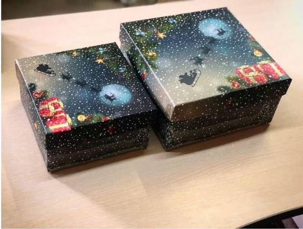 Квадратная коробка новогодняя с оленями 15х15х8