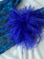Брошь из набивного пера страуса 25 см, застежка магнит, оттенок синий