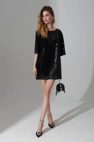 Платье-футболка с пайетками черного цвета