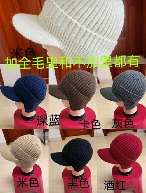 Вязаная шапка с козырьком