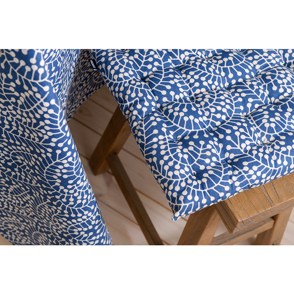 Подушка на стул темно-синего цвета с принтом Спелая Смородина из коллекции scandinavian touch, 40х40 см