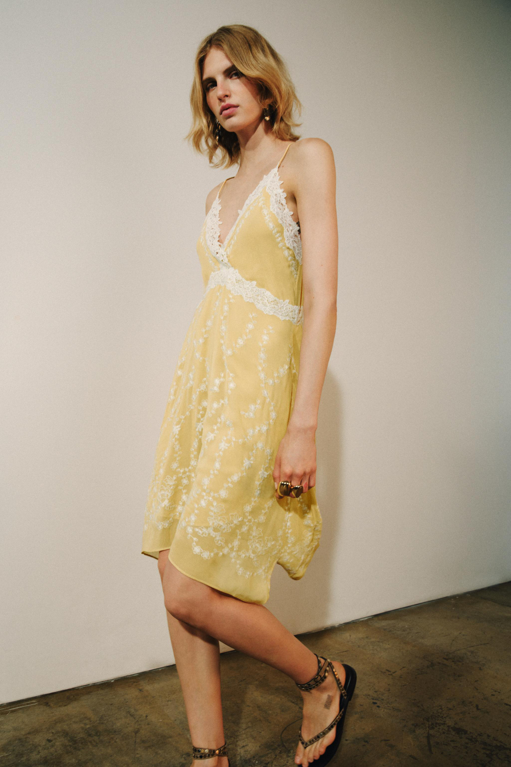 ZARA КОРОТКОЕ ПЛАТЬЕ С ВЫШИВКОЙ — ZW COLLECTION, ЛИМОННЫЙ