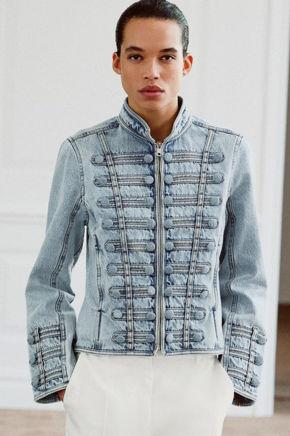 ZARA ПРИТАЛЕННАЯ ДЖИНСОВАЯ КУРТКА С ПУГОВИЦАМИ — ZW COLLECTION, ГОЛУБОЙ