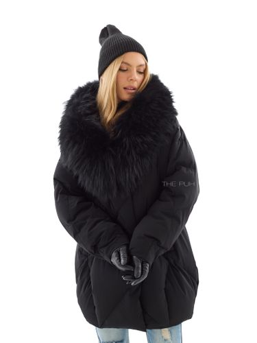 Удлиненный черный пуховик с объемным капюшоном и мехом енота