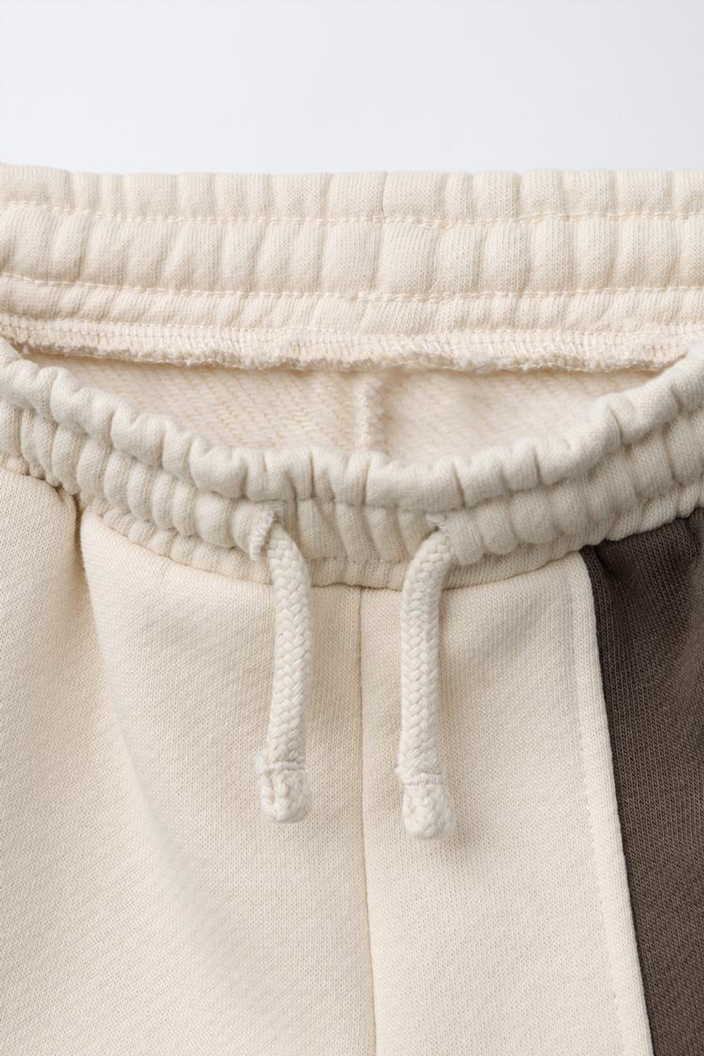 ZARA БРЮКИ-ДЖОГГЕРЫ В СТИЛЕ КОЛОР-БЛОК С НАШИВКОЙ, СВЕТЛО-БЕЖЕВЫЙ