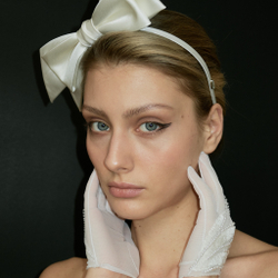 Ободок тонкий с белым бантом