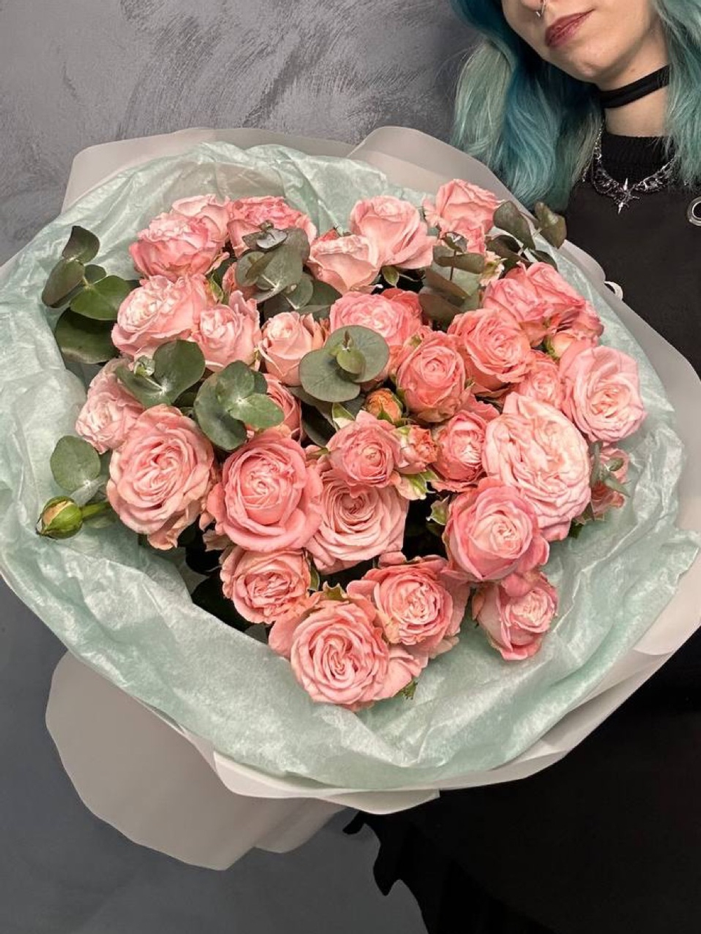 Букет пионовидных роз Мадам с эвкалиптом.