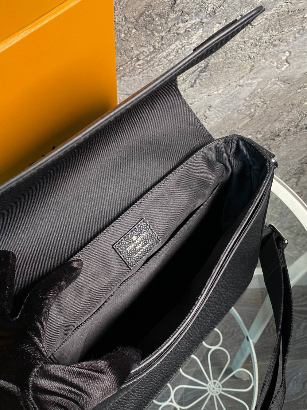 Сумка-мессенджер Louis Vuitton