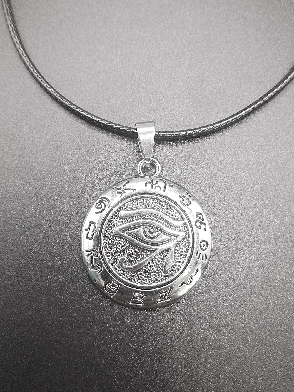 Кулон Глаз Гора. Серебристый