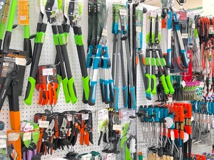 Всё необходимое для работы на даче ранней весной