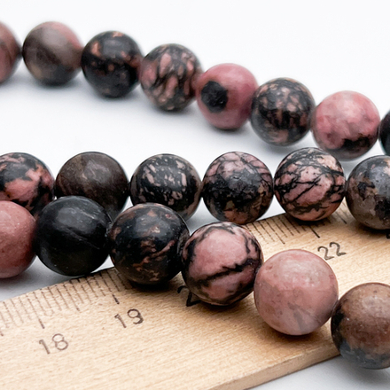 Родонит, диаметр 10,3-10,5 мм, цена за 18-19 шт (1/2 нити)