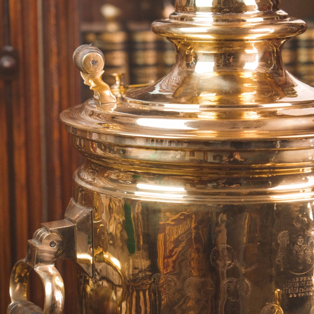 Старинный русский самовар в форме «Цилиндра»