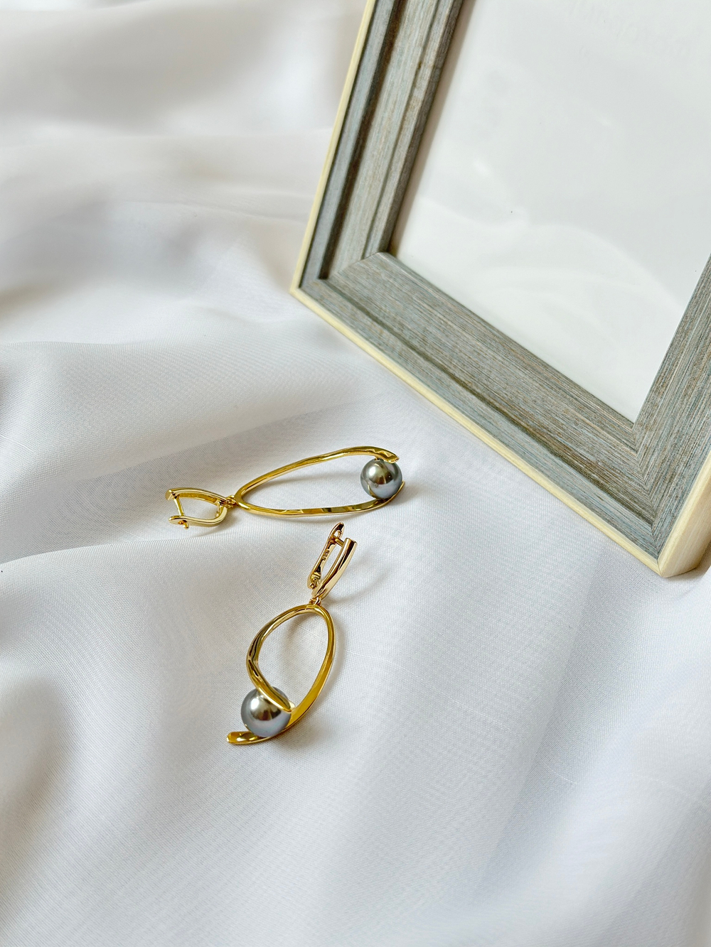 Серьги большие треугольники с серой жемчужиной, оттенок золото