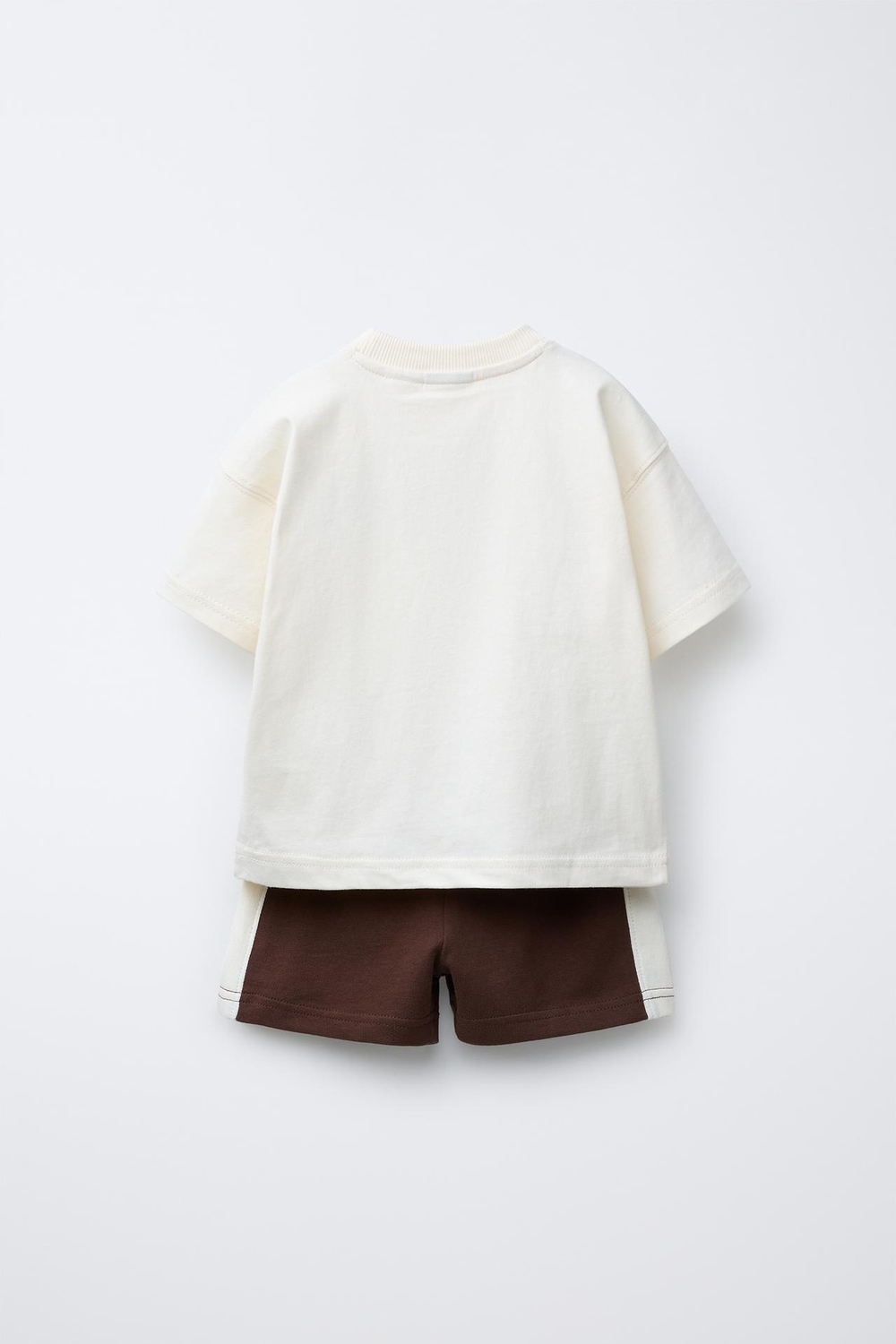 ZARA КОМПЛЕКТ ИЗ ФУТБОЛКИ И ШОРТОВ, КОРИЧНЕВЫЙ/ЭКРЮ